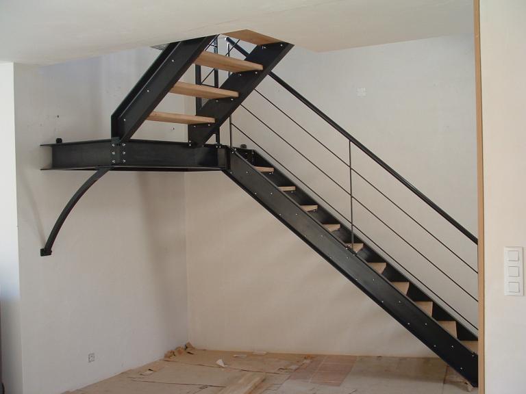 escalier en UPN et palier intermédiaire, marches bois