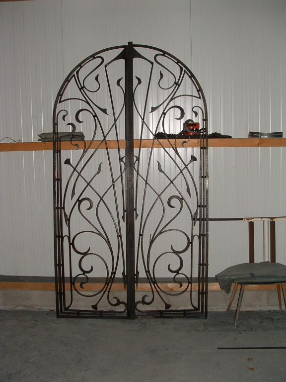 petit portail d'inspiration art nouveau, fer forgé