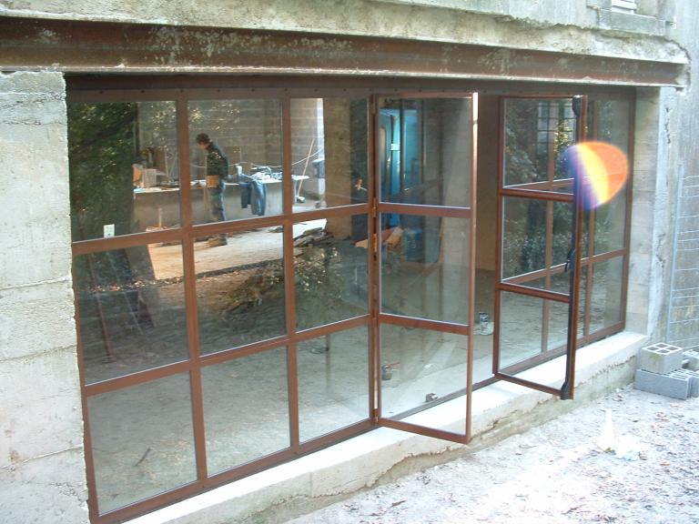 Façade dissimulant une porte double battant