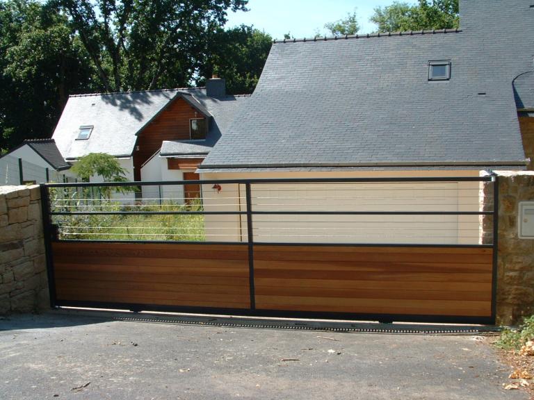 portail coulissant, avec cables inox et red cedar