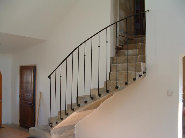 rampe à l'ancienne sur escalier béton