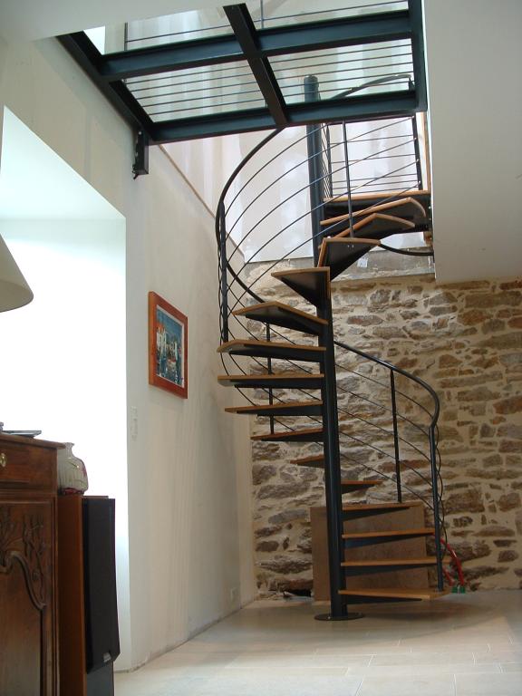 escalier en colimaçon avec marches bois