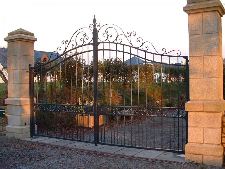 portail de grande taille en fer forgé, galvanisé et peint