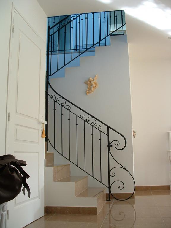 rampe classique avec départ forgé décoratif, peinture noire satinée