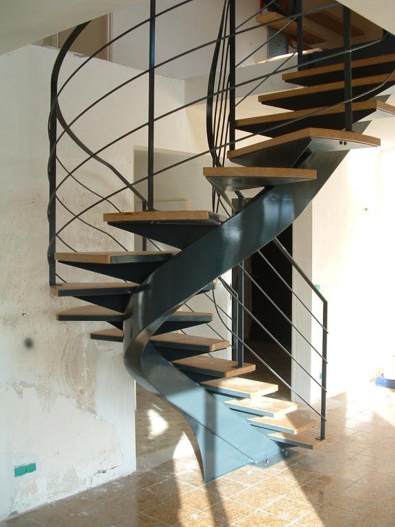 escalier à limon caissonné, marches bois