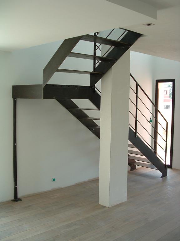 escalier intégralement en acier